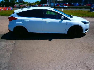 Used Ford Focus Zetec 120 HP (88 kW) 2015 White Hatchback