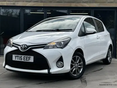 Używany Toyota Yaris 99 KM (72 kW) 2015 Biały Hatchback