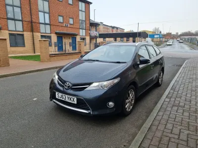 Used Toyota Auris 132 HP (97 kW) 2013 Grey Estate