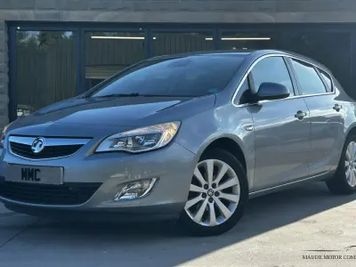 Used Vauxhall Astra Elite 115 HP (84 kW) 2011 Silver Hatchback