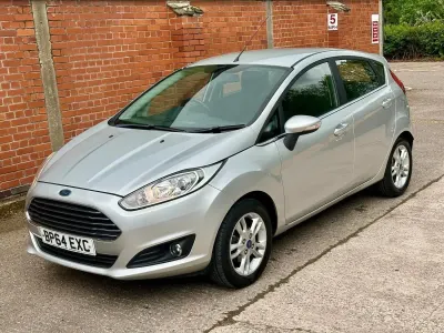 Begagnad Ford Fiesta Zetec 82 HK (60 kW) 2015 Silver Halvkombi