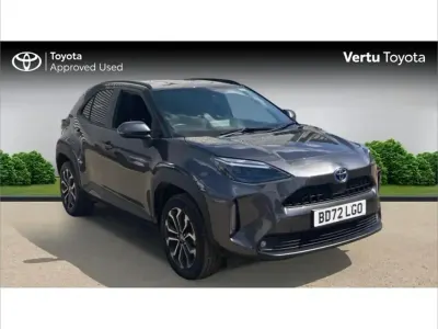 Usado Toyota Yaris Cross Design 113 HP (83 kW) 2022 Cinzento SUV