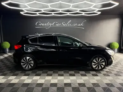 Gebraucht Ford Focus Zetec 100 PS (73 kW) 2019 Schwarz Kleinwagen