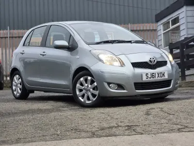Używany Toyota Yaris 101 KM (74 kW) 2011 Srebrny Hatchback
