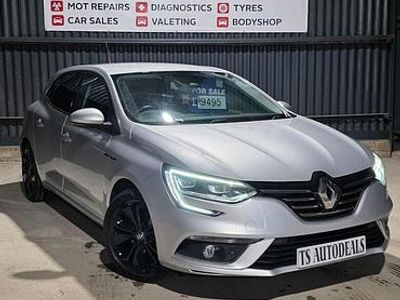 Używany Renault Mégane IV Signature 130 KM (95 kW) 2016 Srebrny Hatchback