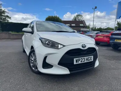 Usado Toyota Yaris Hybrid 113 CV (83 kW) 2023 Blanco Utilitario