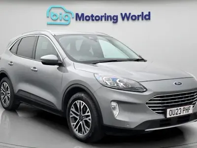 Usado Ford Kuga Titanium 150 HP (110 kW) 2023 Prateado SUV