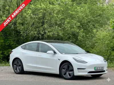 Używany Tesla Model 3 Standard Range Plus 239 kW (325 KM) 2019 Biały Sedan/Limuzyna