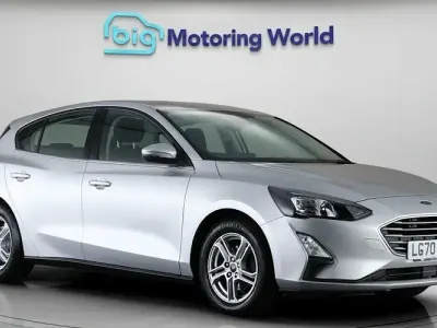 Begagnad Ford Focus Zetec 101 HK (74 kW) 2020 Silver Halvkombi