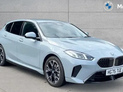 Usado BMW 120 M Sport 168 CV (123 kW) 2025 Gris Utilitario
