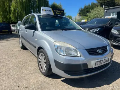 Begagnad Kia Rio 97 HK (71 kW) 2007 Silver Halvkombi