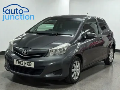 Używany Toyota Yaris 99 KM (72 kW) 2012 Szary Hatchback
