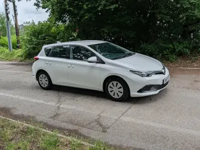 Used Toyota Auris Active 90 HP (66 kW) 2016 White Hatchback