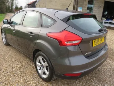 Usado Ford Focus Style 120 HP (88 kW) 2015 Cinzento Citadino