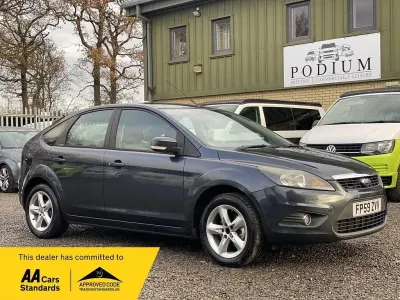 Usado Ford Focus Zetec 125 HP (91 kW) 2010 Cinzento Citadino