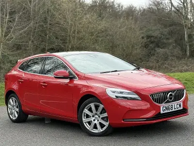 Gebraucht Volvo V40 Inscription 150 PS (110 kW) 2018 Rot Kleinwagen
