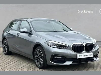 Usado BMW 118 Sport Line 134 CV (98 kW) 2023 Gris Utilitario