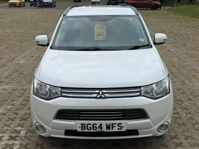 Używany Mitsubishi Outlander P-HEV 200 KM (147 kW) 2014 Biały SUV
