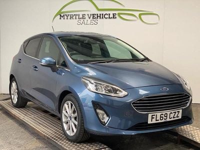 Käytetty Ford Fiesta Titanium 100 HP (73 kW) 2019 Sininen Viistoperä