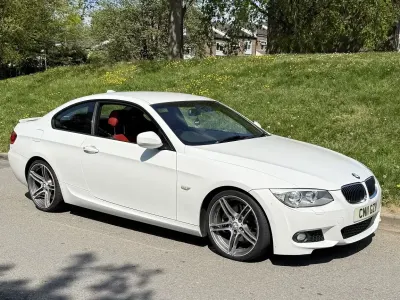 Begagnad BMW 325 M Sport 204 HK (150 kW) 2011 Vit Sportkupé