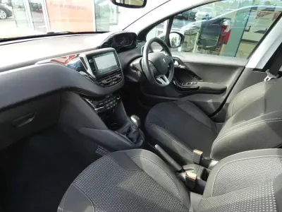 Usado Peugeot 208 80 HP (58 kW) 2019 Cinzento Citadino
