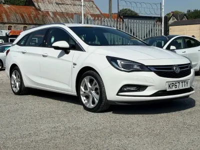 Used Vauxhall Astra SRi 136 HP (100 kW) 2017 White Estate