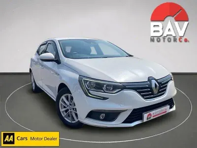 Used Renault Mégane Dynamique 130 HP (95 kW) 2017 Arctic white Hatchback