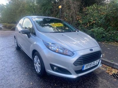 Usado Ford Fiesta 95 HP (69 kW) 2015 Prateado Citadino
