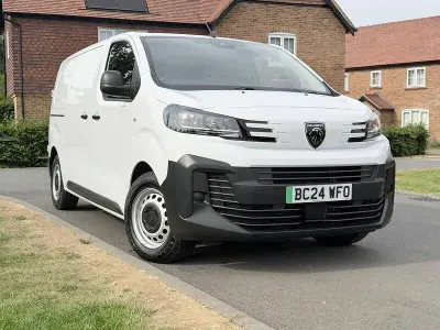 Używany Peugeot e-Expert 100 kW (136 KM) 2024 Biały Van