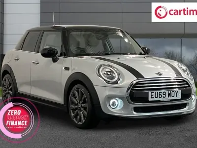 Usado Mini Cooper Exclusive 136 CV (100 kW) 2019 Plateado Utilitario