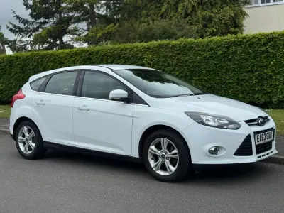 Begagnad Ford Focus Zetec 2013 Vit Halvkombi