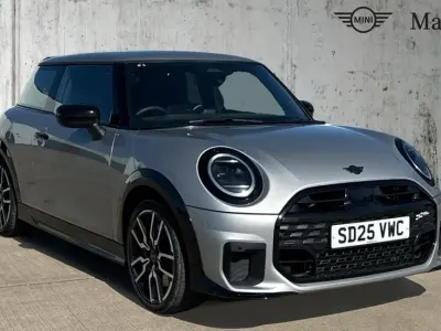 Usado Mini Cooper Sport 114 kW (156 HP) 2025 Prateado Citadino