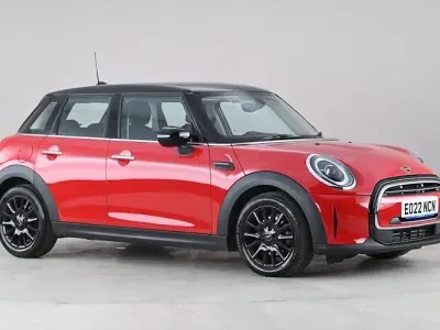 Begagnad Mini Cooper Classic 136 HK (100 kW) 2022 Röd Halvkombi