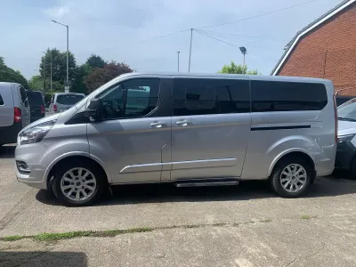 Usado Ford Tourneo Titanium 130 HP (95 kW) 2019 Prateado Monovolume
