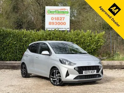 Usado Hyundai i10 Premium 67 CV (49 kW) 2021 Gris Utilitario