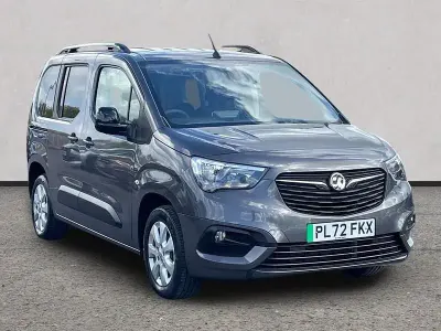 Begagnad Vauxhall Combo Design Edition 100 kW (136 HK) 2023 Grå Minibuss