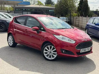 Begagnad Ford Fiesta Titanium 100 HK (73 kW) 2017 Röd Halvkombi