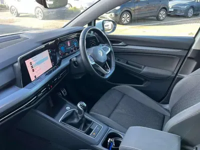 Używany VW Golf VIII Active 150 KM (110 kW) 2022 Biały Hatchback