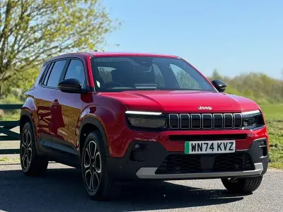 Begagnad Jeep Avenger Summit 114 kW (156 HK) 2025 Röd SUV