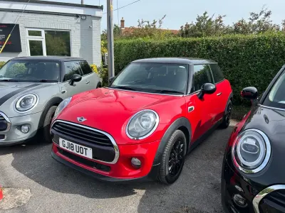Usado Mini Cooper Hatch 2018 Rojo Utilitario