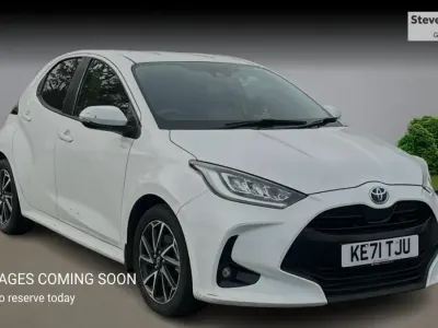 Używany Toyota Yaris Hybrid Design 2021 Biały Hatchback