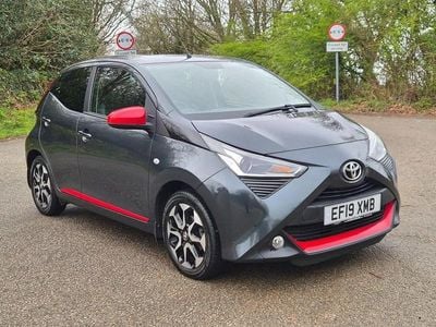 Usado Toyota Aygo Trend 71 CV (52 kW) 2019 Gris Utilitario