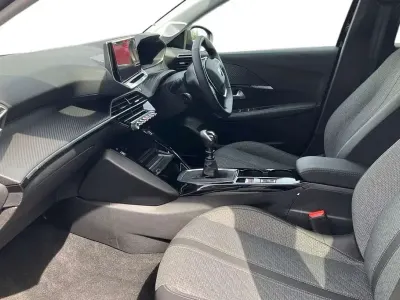 Używany Peugeot 208 Allure 101 KM (74 kW) 2025 Czarny Hatchback