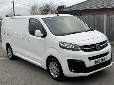 Second-hand Vauxhall Vivaro Sportive 2021 Alb Monovolum