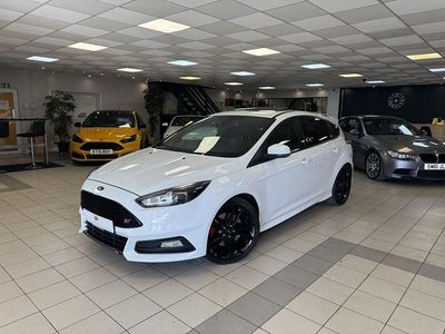 Used Ford Focus ST 250 HP (183 kW) 2016 White Hatchback