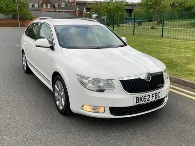 Usado Skoda Superb GreenLine 105 CV (77 kW) 2012 Blanco Familiar