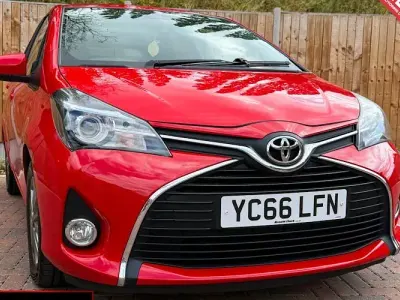 Used Toyota Yaris 99 HP (72 kW) 2016 Red Hatchback