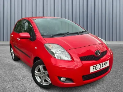 Begagnad Toyota Yaris 69 HK (50 kW) 2010 Röd Halvkombi