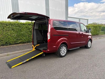 Usado Ford Tourneo Titanium 130 HP (95 kW) 2021 Vermelho Monovolume