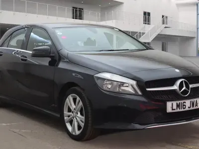 Begagnad Mercedes A180 2016 Svart Halvkombi